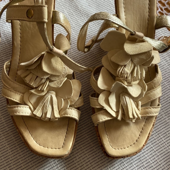 Cork wedges with cream colored straps and flower petal pattern - Picture 2 of 5